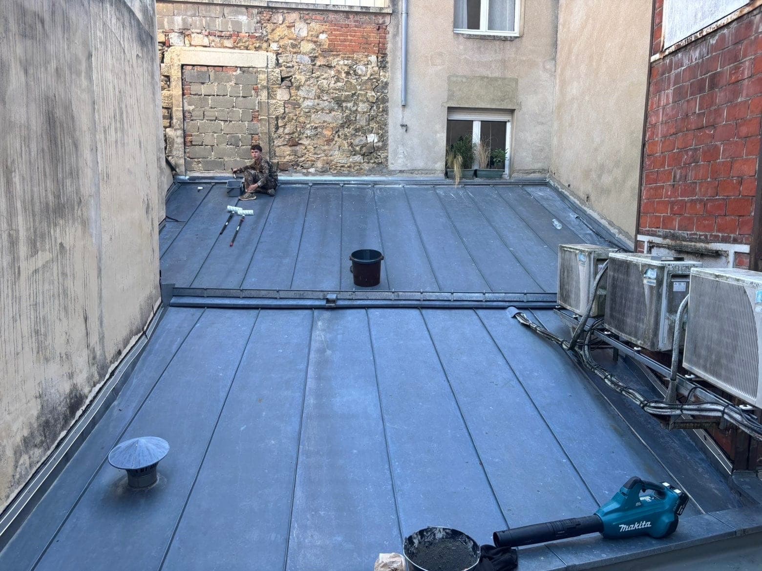 Traitement et protection d'une toiture en zinc